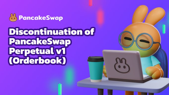 ノートパソコンの前でデスクに座るウサギキャラクターと共にPancakeSwap Perpetual V1終了告知