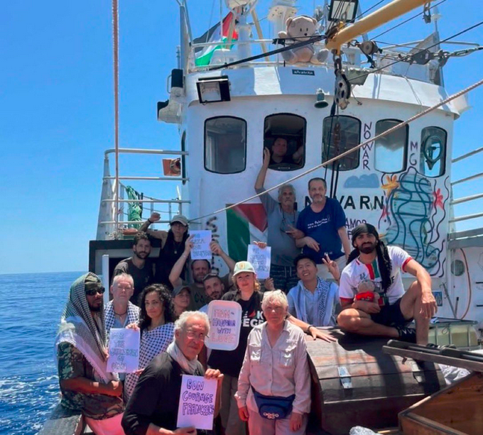 2021m2021's tweet image. Freedom Flotilla je objavila, da je izgubila kontakt z "Love boat" Handala, ki je bila namenjena razbiti morsko blokado Gaze.
V zadnjih javljanjih so se "freepalestajn" aktivisti pritoževali, da jim zmanjkuje sladkorja, kave, šampanjca in predvsem kondomov.