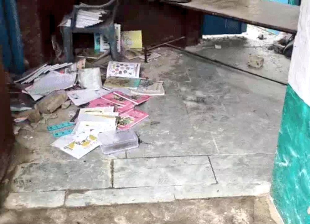 डिसेंट चौधरी (@decentladki1) on Twitter photo हादसा नहीं सरकारी तंत्र की लापरवाही से किया गया मर्डर है
#झालावाड़ के जिस सरकारी स्कूल के क्लासरूम की छत गिरी उसमें बच्चों की बिखरी किताबें और बाहर लाइन से लगे जूते इस बात की गवाही है कि बच्चे कितने थे
अभी भी बहुत से जर्जर स्कूल है लेकिन सब मिले हुये है
<a href="/BhajanlalBjp/">Bhajanlal Sharma</a> हादसा नहीं सरकारी तंत्र की लापरवाही से किया गया मर्डर है
#झालावाड़ के जिस सरकारी स्कूल के क्लासरूम की छत गिरी उसमें बच्चों की बिखरी किताबें और बाहर लाइन से लगे जूते इस बात की गवाही है कि बच्चे कितने थे
अभी भी बहुत से जर्जर स्कूल है लेकिन सब मिले हुये है
<a href="/BhajanlalBjp/">Bhajanlal Sharma</a>