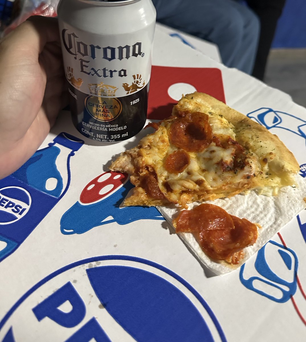 Hoy no entiendo nada
Quiero irme a acostar
Pedir pizza y olvidar la realidad 🎶