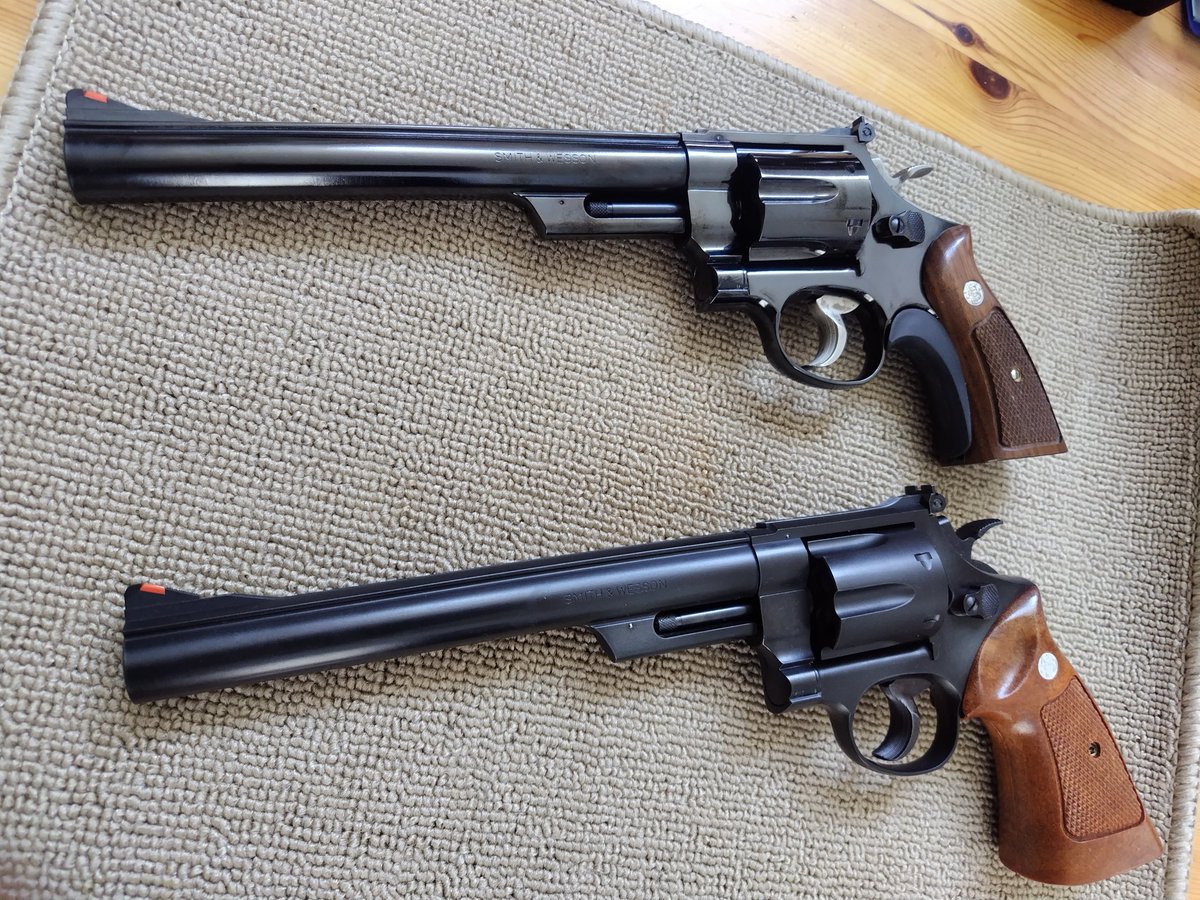 rintarowest's tweet image. ファンの方が自分が大切にしてる銃(上)をプレゼントしてくれるという。
うーむ🤔そんな心意気を見せてくれるのか
おーし。だったらここはオレも男気を見せて、自分の大切にしてる銃(下)と交換や😎
そういうのもいいよな。
グリップを付け替えて、と。
東京から北海道へ。
大事にしてもらえよ~!
