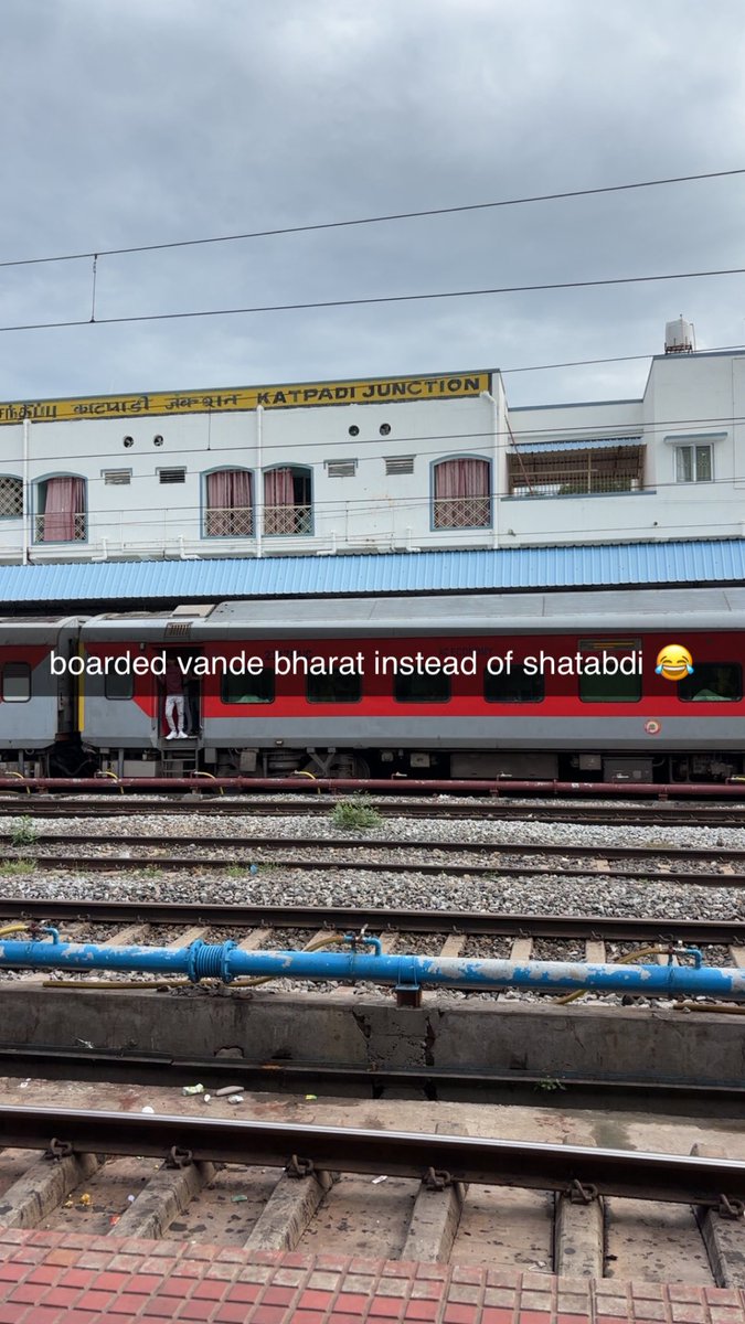 balajigr16's tweet photo. epic incident this morning and i had to switch trains to bengaluru. https://t.co/JNF7j0yN6T