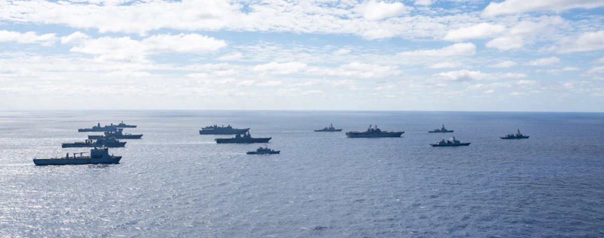 JMSDF_A_MF_HQ's tweet photo. #護衛艦いせ #護衛艦すずなみ #輸送艦おおすみ は #TALISMANSABRE の
一環として他国海軍と共に陣形を制形し、写真撮影（ #PhotoEx ）を実施
しました。
各国の艦艇が一同に会し、航行する姿はまさに雄大の一言です。
#IPD25 #TALISMANSABRE https://t.co/VHpEwNwfoO