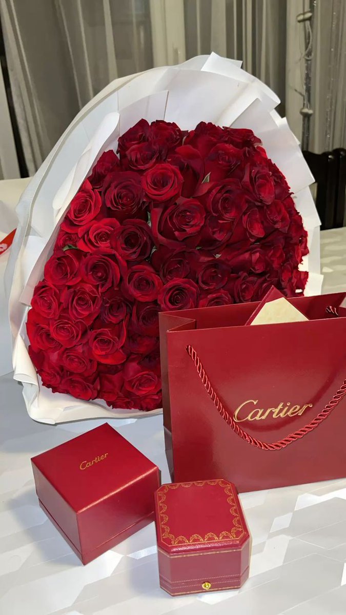 Cartier &amp; flowers ❤️