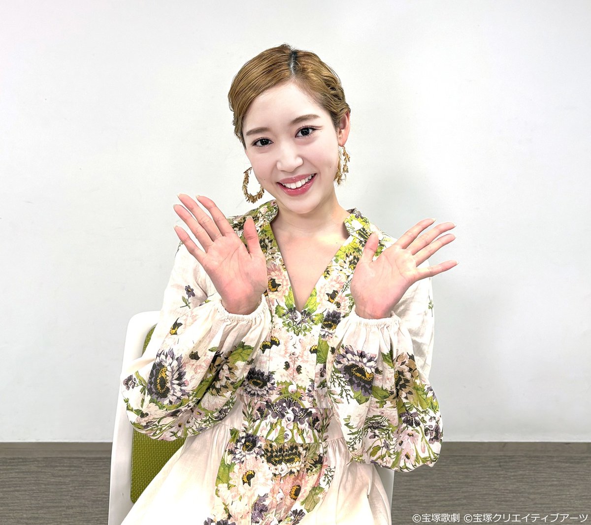 skystage_info's tweet photo. 【ステージ・ドア＃22 月組『GUYS AND DOLLS』】
過去3度上演されてきた名作ミュージカル・コメディ『GUYS AND DOLLS』が2025年版として再び登場。鳳月杏、天紫珠李、演出家・稲葉太地のインタビューを中心に、公演の舞台裏に迫ります。本作をさらに深く楽しめる30分。明日8/5(火)23:00初回放送です。 https://t.co/XaoDAia2IK