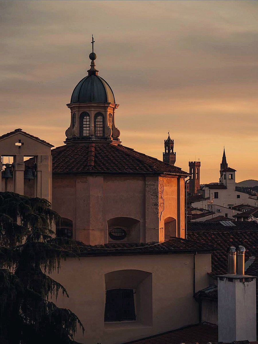 Miriamban0407's tweet image. #seCercate riparo nei cuori che non tremano,
vi sfuggirà la grazia di chi resta,
anche quando dentro cede tutto
📷- la rotonda del Brunelleschi, #Firenze 💜⚜️