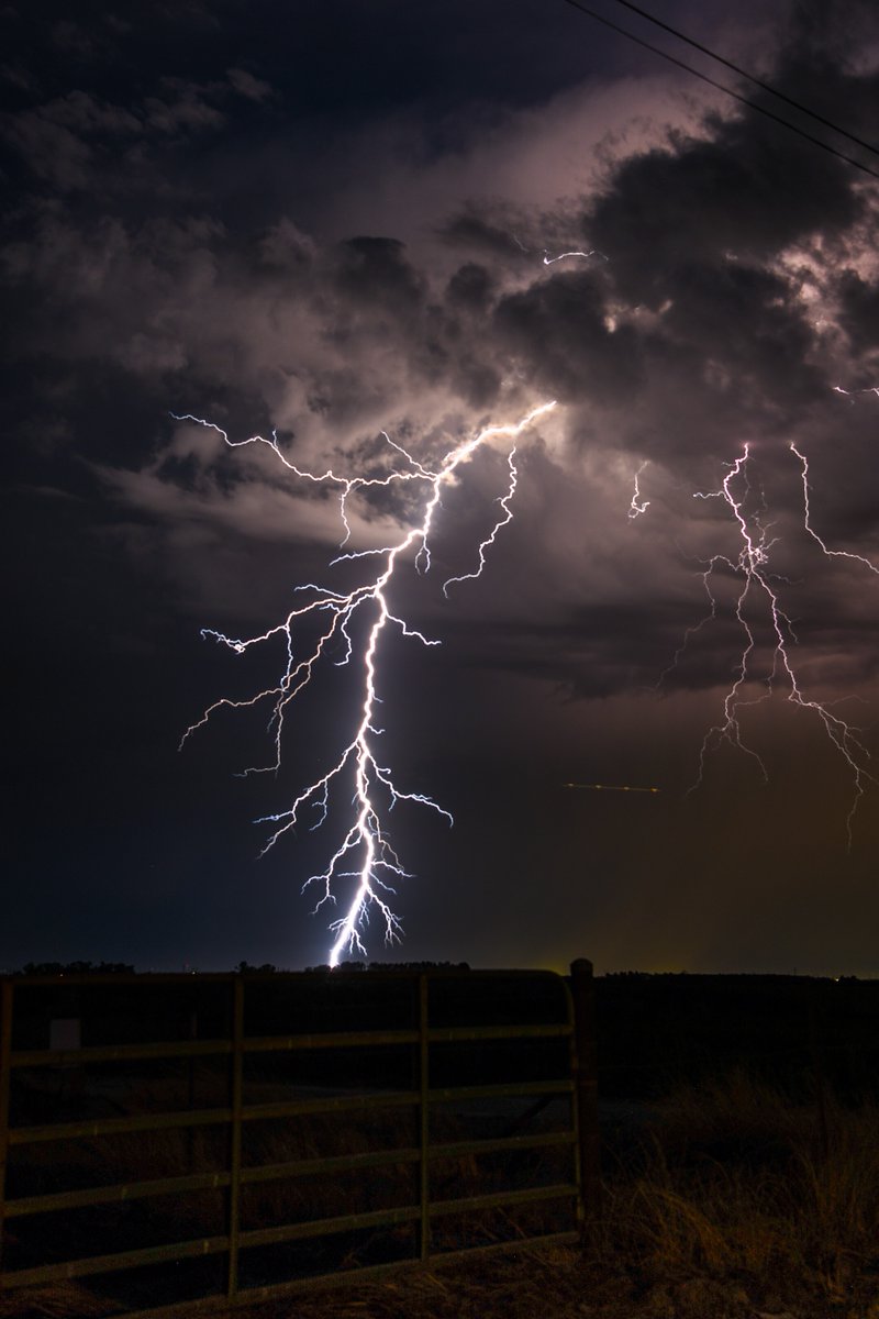 MarkFinanWx's tweet image. California lightning. Shot near Olivehurst 7/24 #cawx markfinanphotography