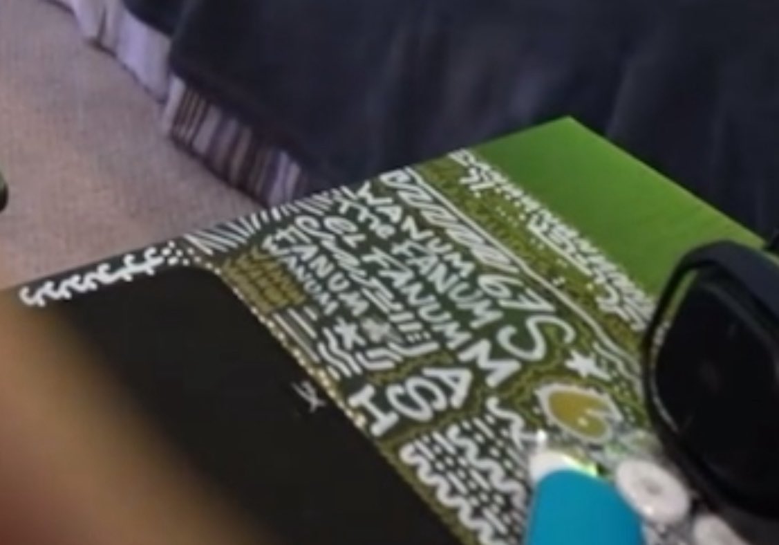 TheClipBot's tweet image. Fanum over here doodling on his desk 🧪🎨