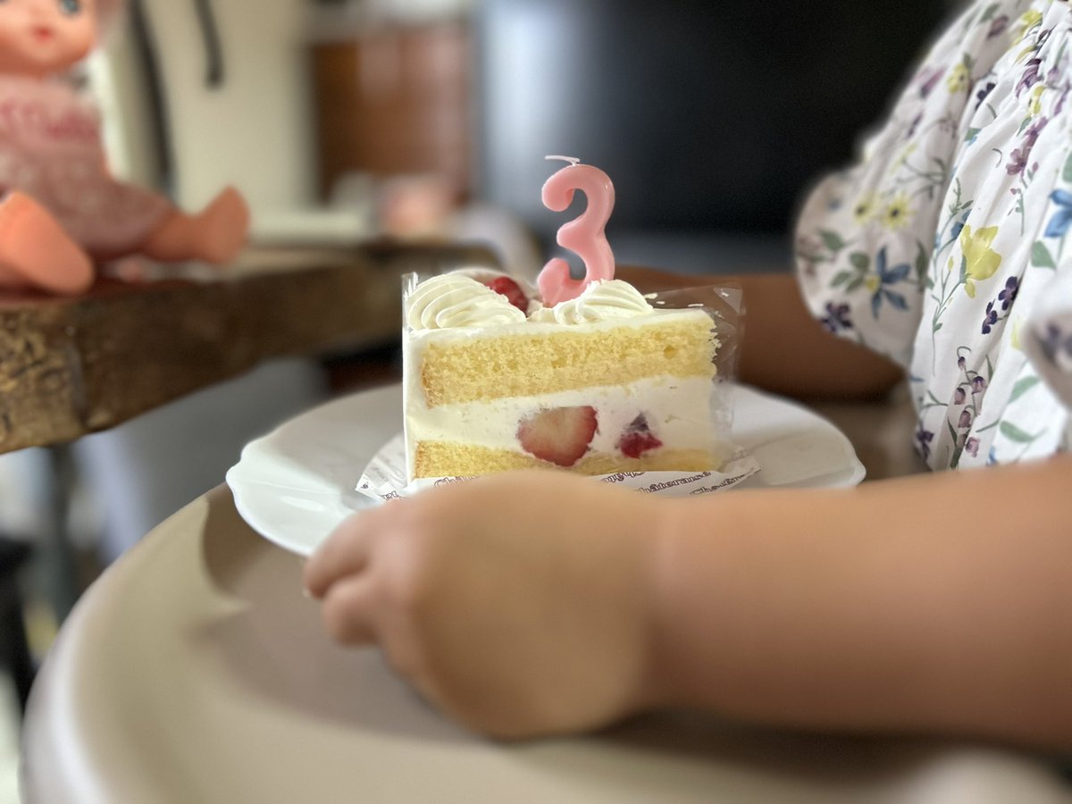 morimotoyu1roh's tweet image. 先週は娘の3歳 #Happybirthday 🎶
早いもので3年が経ちました⭐️
大好きなイチゴのショートケーキでお祝い🍰
#しまじろう #ブロック のプレゼントもあって超ご機嫌。
これからも元気に育ってくださいね🌟

#森本雄一郎
#誕生日
#寝屋川市
#寝屋川市議会