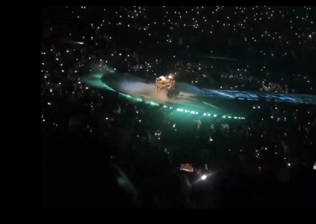 updategagabr's tweet image. “Eu queria que todas as pessoas do mundo sentissem a sensação de ter uma multidão de pessoas estranhas te aplaudindo de pé. Todo mundo merece ser celebrado, aplaudido.”
— Lady Gaga antes de cantar Vanish into You.
