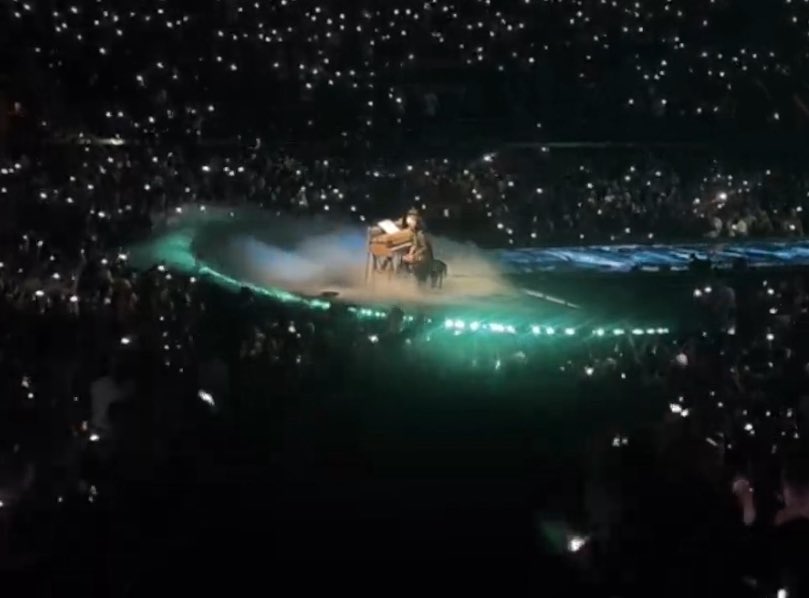 updategagabr's tweet image. “Eu queria que todas as pessoas do mundo sentissem a sensação de ter uma multidão de pessoas estranhas te aplaudindo de pé. Todo mundo merece ser celebrado, aplaudido.”
— Lady Gaga antes de cantar Vanish into You.