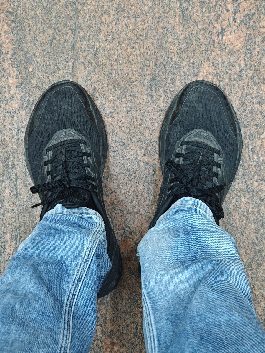 techn0_sap1en's tweet image. typa guy who would wear black shoes on a friday because gpt told him so