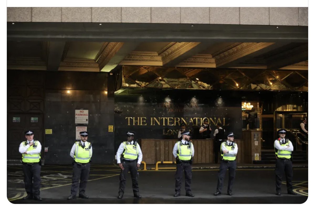 Beverle22804497's tweet image. So here are the police protecting the young male migrants outside London’s most recent luxury migrant hotel. Meanwhile these are the disgraceful stats showing where their priorities lie and the instigator of this mess! Vote Reform 🩵
