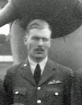 pettore's tweet image. Lost his life this day 25th July 1940.
PO. Archibald Finnie.
One of THE FEW.
bbm.org.uk/airmen/Finnie.…
Shot down in his Spitfire in combat with Me109s off Dover.
He was 24 years old and is buried in Margate Cemetery, Kent.