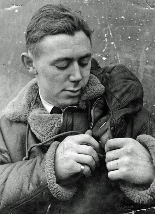 pettore's tweet image. Lost his life this day 25th July 1940.
FO. Alastair John Oswald Jeffrey.
One of THE FEW.
bbm.org.uk/airmen/Jeffrey…
He failed to return from a combat near Dover.
His Spitfire crashed into the sea.
Age 22. He was awarded the DFC.
Wonderful information in Link above.