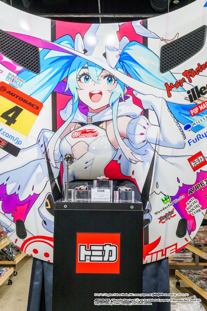 takaratomytoys's tweet image. 【GSR2025シーズン展】開催中!!
トミカプレミアムRacing
「グッドスマイル 初音ミク AMG 2024Ver.」が実車のボンネットと一緒に展示されています!
⇒goodsmileracing.com/news/news20250…
秋葉原にお越しの際はぜひアキバCOギャラリーをチェックしてください!
#トミカ #タカラトミー #fightgsr