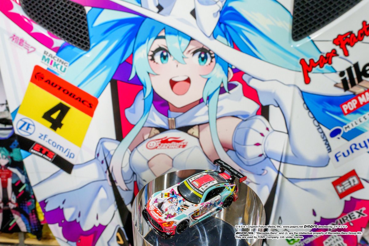 takaratomytoys's tweet image. 【GSR2025シーズン展】開催中!!
トミカプレミアムRacing
「グッドスマイル 初音ミク AMG 2024Ver.」が実車のボンネットと一緒に展示されています!
⇒goodsmileracing.com/news/news20250…
秋葉原にお越しの際はぜひアキバCOギャラリーをチェックしてください!
#トミカ #タカラトミー #fightgsr