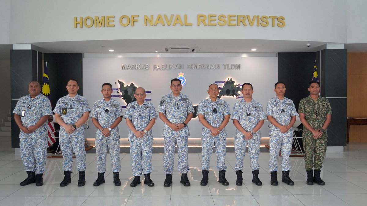 𝐊𝐔𝐍𝐉𝐔𝐍𝐆𝐀𝐍 𝐇𝐎𝐑𝐌𝐀𝐓 𝐊𝐏 𝐁𝐌𝐀𝐒 𝐊𝐄𝐏𝐀𝐃𝐀 𝐏𝐀𝐍𝐆𝐒𝐈𝐌
Johor Bahru, 24 Julai 2025 - Laksma Ts. Dr. Hisyam bin Harun, KP BMAS telah mengadakan kunjungan kepada Laksma Azhar bin Adam, Panglima Pasukan Simpanan TLDM di pejabat beliau