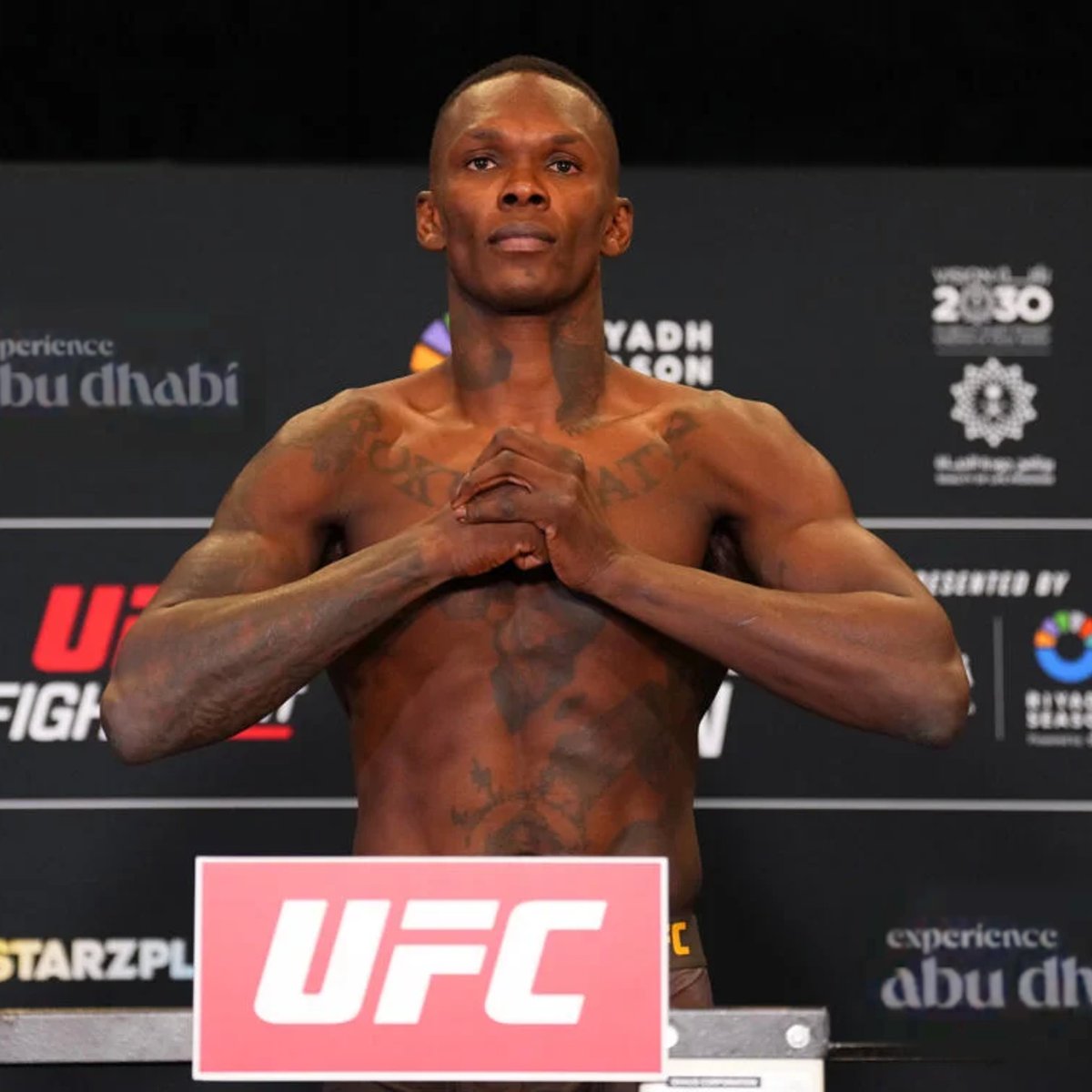 CovMMACentel's tweet image. Israel Adesanya successfully weighs in at 185 as the backup fighter for the main event #UFCAbuDhabi 馃憖