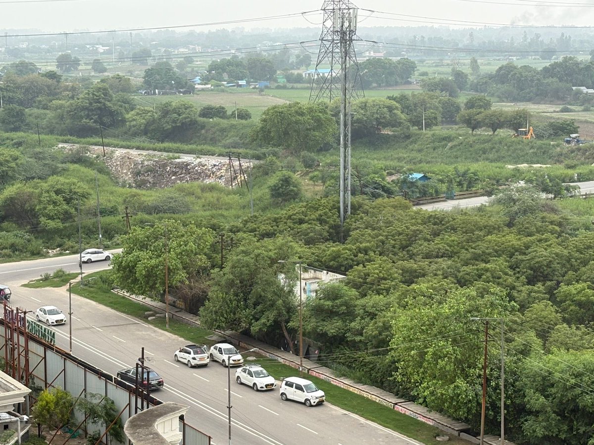Day-3 This illegal dumping ground has come up right next to residential area in sector 168, making the drain stench worse,especially during rains. The view is ruined completely, and it’s becoming a serious health hazard 🙏🏼
<a href="/noida_authority/">NOIDA Authority</a> <a href="/CeoNoida/">CEO, NOIDA Authority</a> <a href="/dmgbnagar/">DM NOIDA Gautam Buddha Nagar</a>
