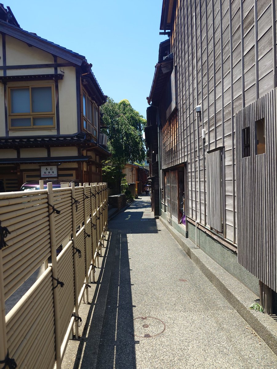 8wLyu09ajdD5MOg's tweet image. 主計(かずえ)茶屋街を歩く。
一番左はあかり坂。
二番目は暗がり坂。
(深い意味はありません)観光地で有名な場所で五木寛之の小説で名付けられた色街で当時の風情が残っているものです。
三番目の写真は東茶屋街。
金沢の風情が残されている街並み。
【昼めし】はここ東茶屋街で頂いてきた。…