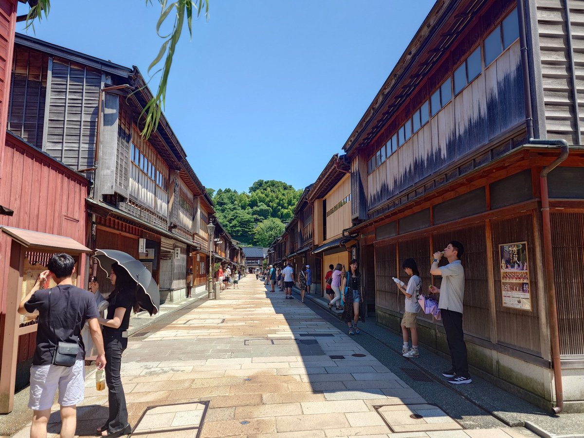 8wLyu09ajdD5MOg's tweet image. 主計(かずえ)茶屋街を歩く。
一番左はあかり坂。
二番目は暗がり坂。
(深い意味はありません)観光地で有名な場所で五木寛之の小説で名付けられた色街で当時の風情が残っているものです。
三番目の写真は東茶屋街。
金沢の風情が残されている街並み。
【昼めし】はここ東茶屋街で頂いてきた。…