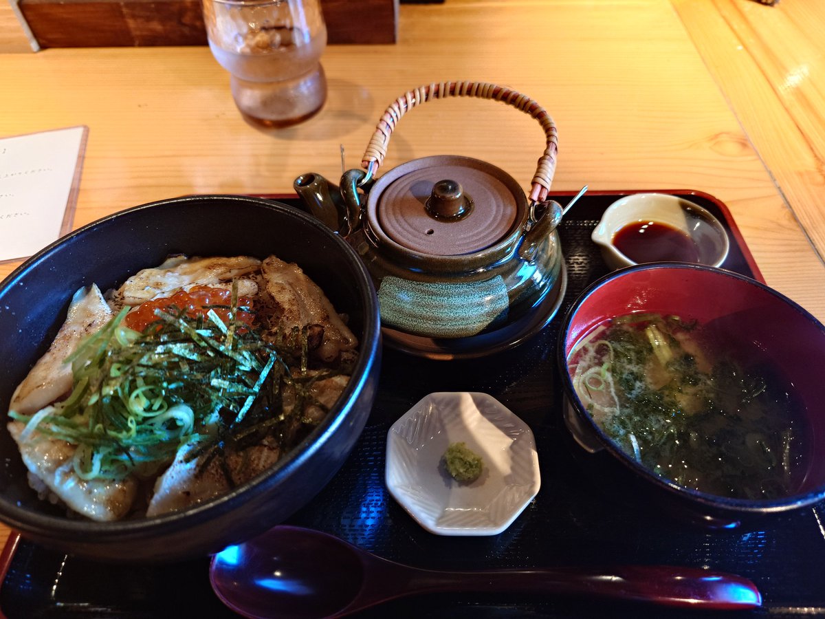 8wLyu09ajdD5MOg's tweet image. 主計(かずえ)茶屋街を歩く。
一番左はあかり坂。
二番目は暗がり坂。
(深い意味はありません)観光地で有名な場所で五木寛之の小説で名付けられた色街で当時の風情が残っているものです。
三番目の写真は東茶屋街。
金沢の風情が残されている街並み。
【昼めし】はここ東茶屋街で頂いてきた。…