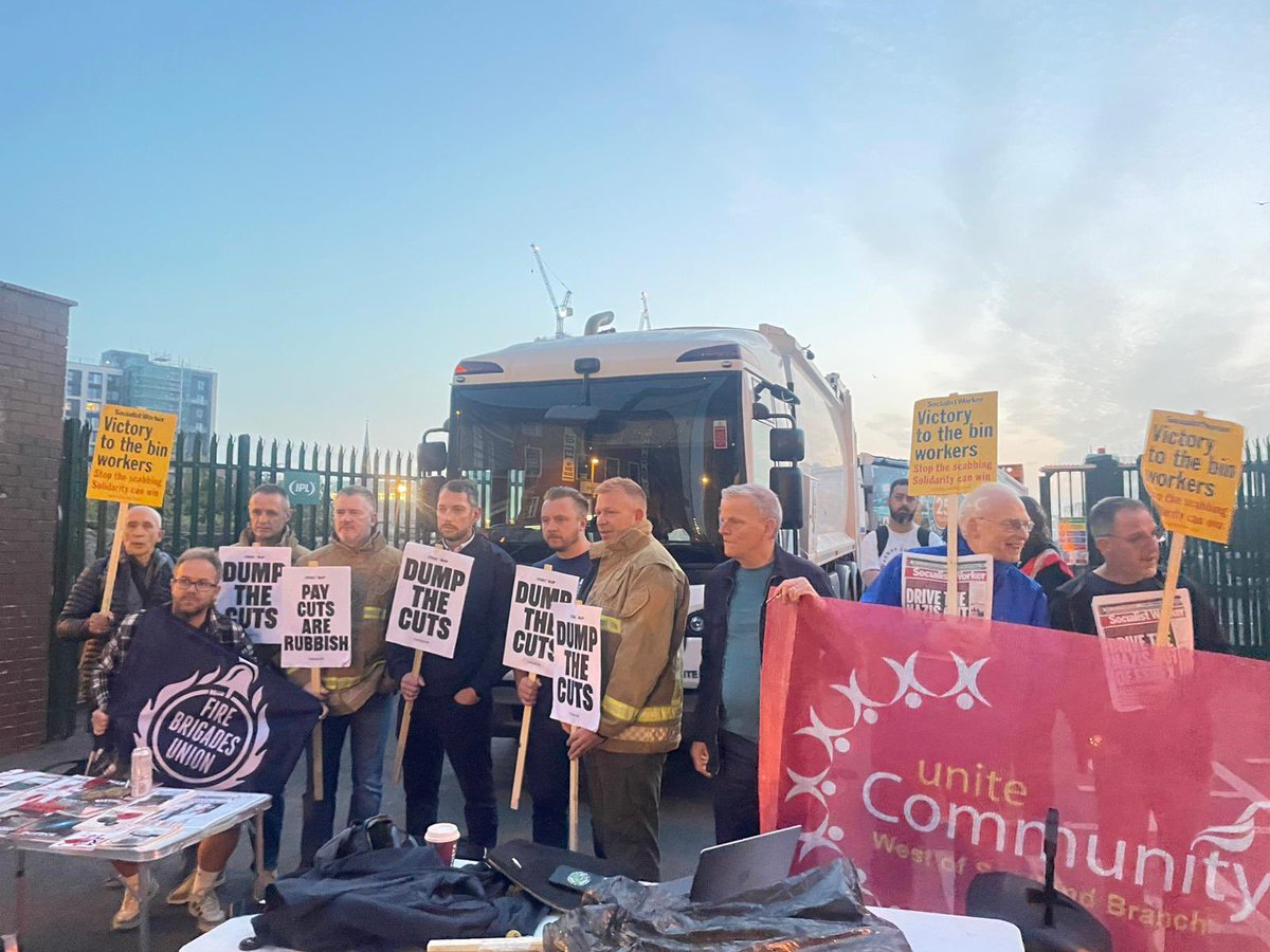 socialistworker's tweet image. ✅Birmingham bin depots SHUT DOWN!
Mass pickets have stopped scab vehicles in solidarity with the indefinite bin strike in Brum.
Victory to the strikers battling a Labour council.