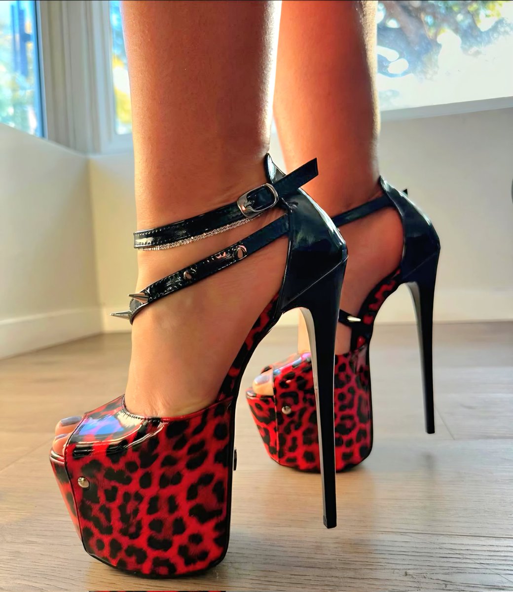 A or B? 
#higheels #platformmuls