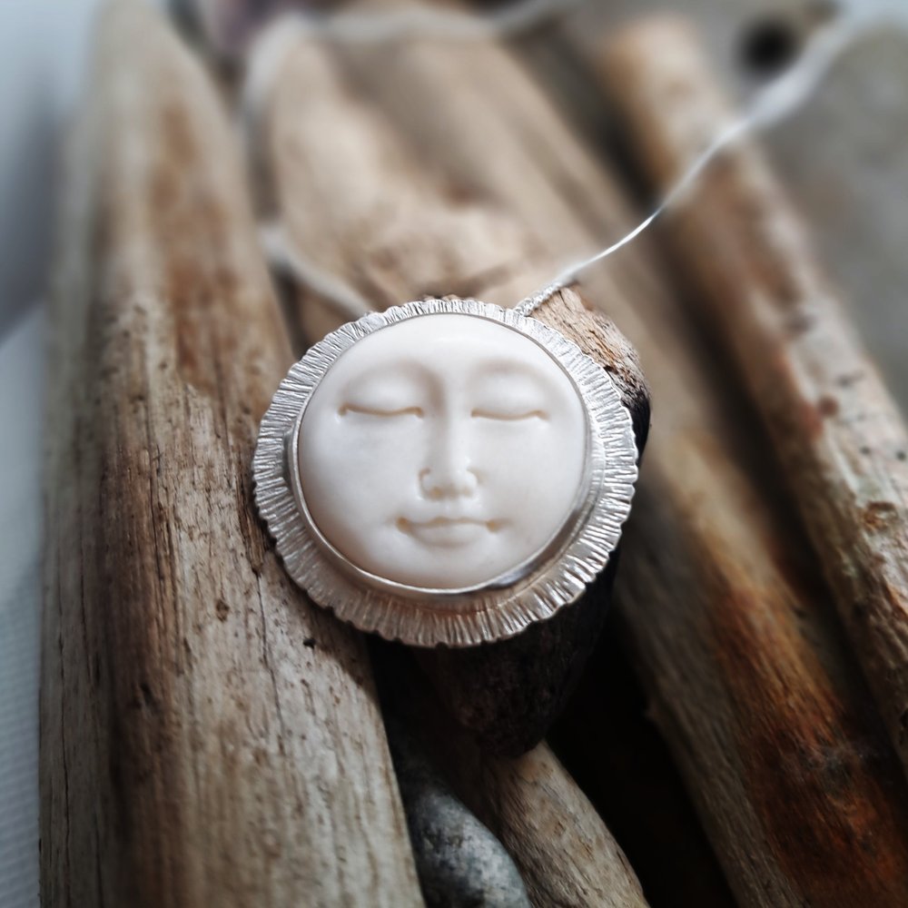 i_love_dolly's tweet image. New moon 🌚 🌗🌙🌓
Moon face pendant set in silver, now added to my shop ✨️
ilovedollyjewellery.co.uk/necklaces-and-…
#earlybiz #moon #moonface #UKGiftHour #ukgiftam #shopindie #handmade #handmadenecklace #handmadejewelry