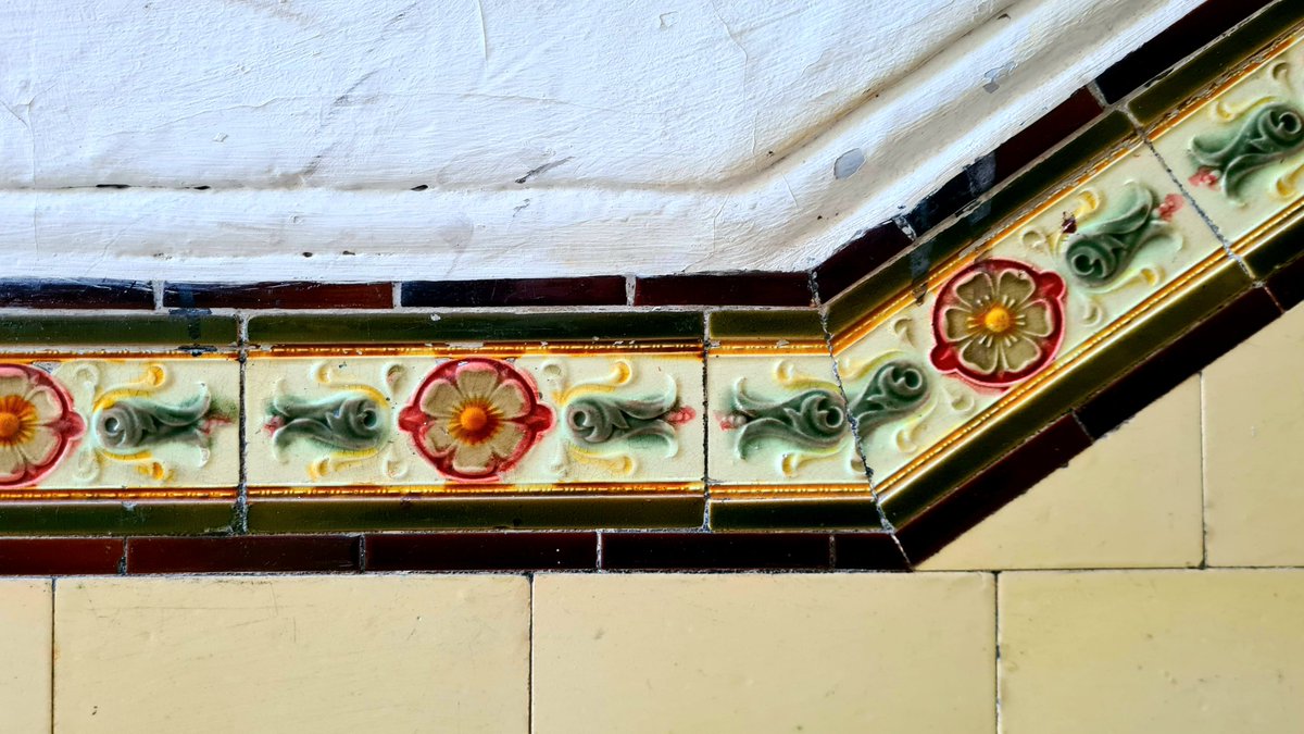 is_glasgow's tweet image. A rather beautiful bit of tiling from a tenement close in the Garnethill area of Glasgow.
#glasgow #tile #tiling #ceramics #tenementtiles #tenement #glasgowtenements #garnethill #architecture #architecturephotography