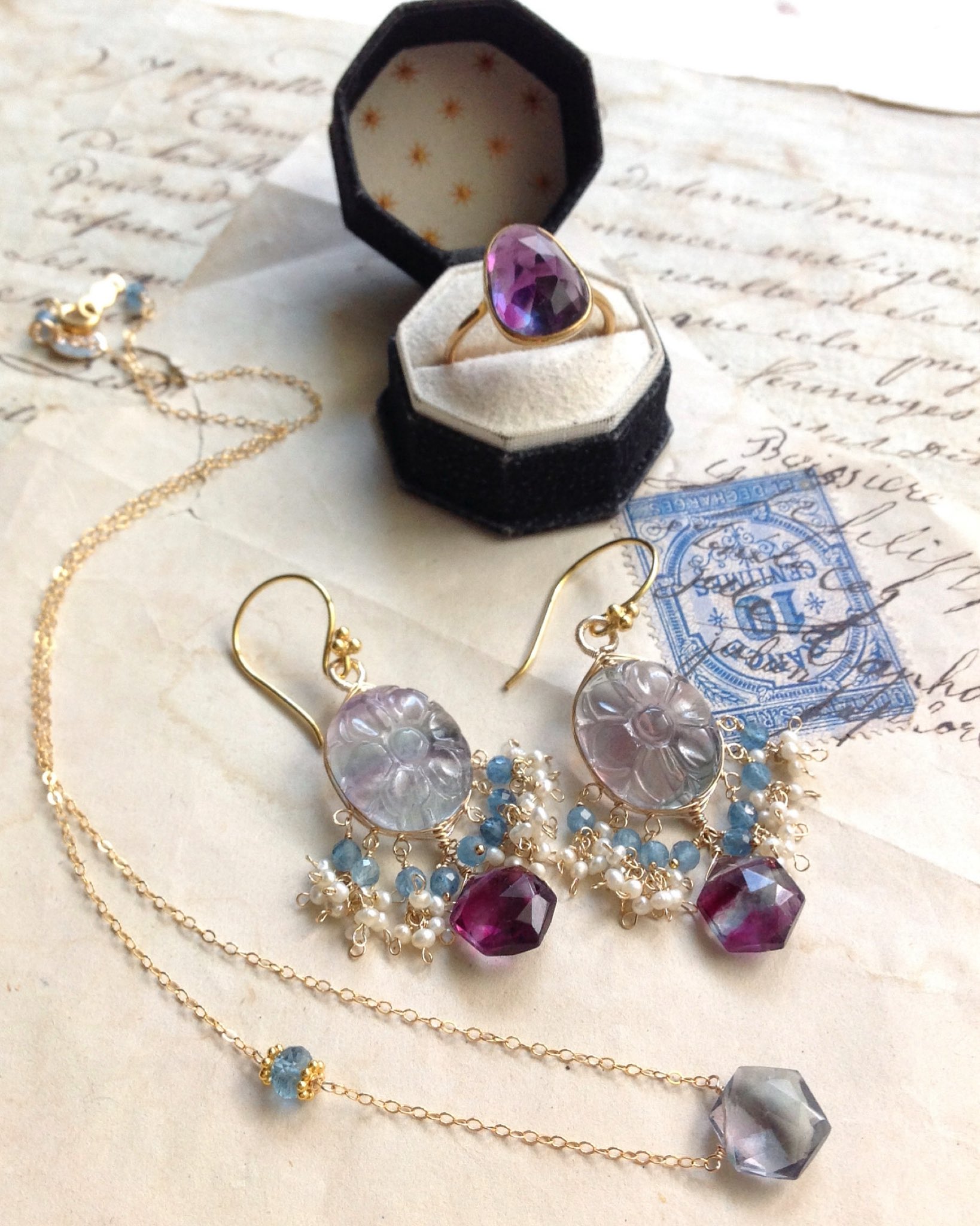 フローライト✧︎ フラワーカービングピアス 5％OFF】 紫陽花】フローライト・クリスタルのトリプレット