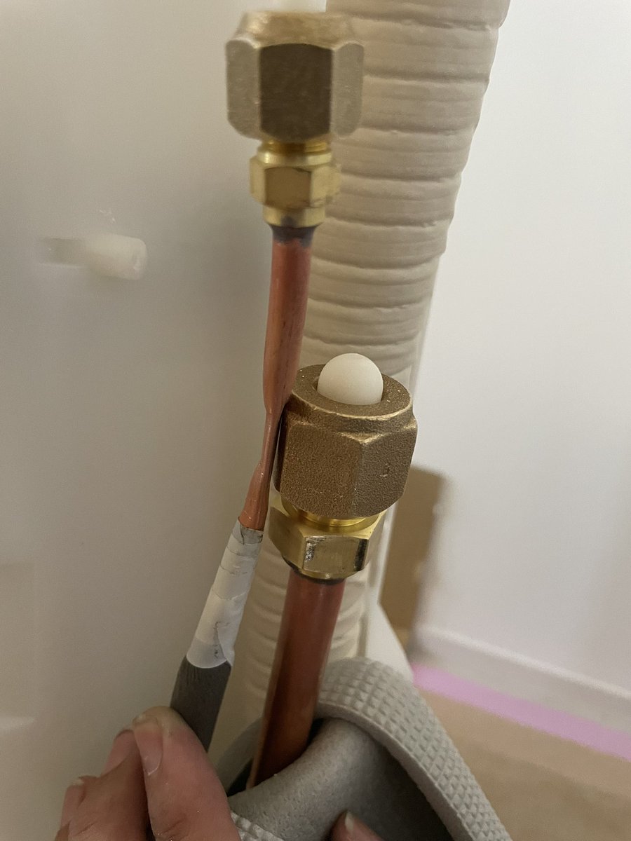 nakamurakomondo's tweet image. ちょっと待ってくれなんやこれ

エアコン屋の同業なら現地で我がでこんな綺麗な偏平潰し方は不可能とわかってくれるやろうけどマジでこんなん初めてやぞ

組み立ての時にやっとるのかな四分のフレアの形ピッタリやし

しかしこれ人力でできるもんなのか…これ工場でどうやって収めてるのだろうか…