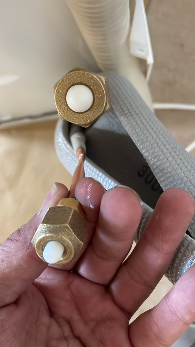 nakamurakomondo's tweet image. ちょっと待ってくれなんやこれ

エアコン屋の同業なら現地で我がでこんな綺麗な偏平潰し方は不可能とわかってくれるやろうけどマジでこんなん初めてやぞ

組み立ての時にやっとるのかな四分のフレアの形ピッタリやし

しかしこれ人力でできるもんなのか…これ工場でどうやって収めてるのだろうか…