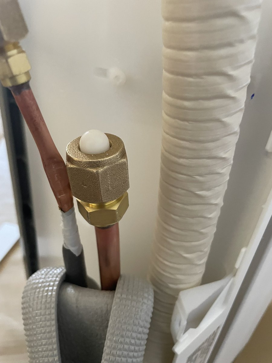 nakamurakomondo's tweet image. ちょっと待ってくれなんやこれ

エアコン屋の同業なら現地で我がでこんな綺麗な偏平潰し方は不可能とわかってくれるやろうけどマジでこんなん初めてやぞ

組み立ての時にやっとるのかな四分のフレアの形ピッタリやし

しかしこれ人力でできるもんなのか…これ工場でどうやって収めてるのだろうか…