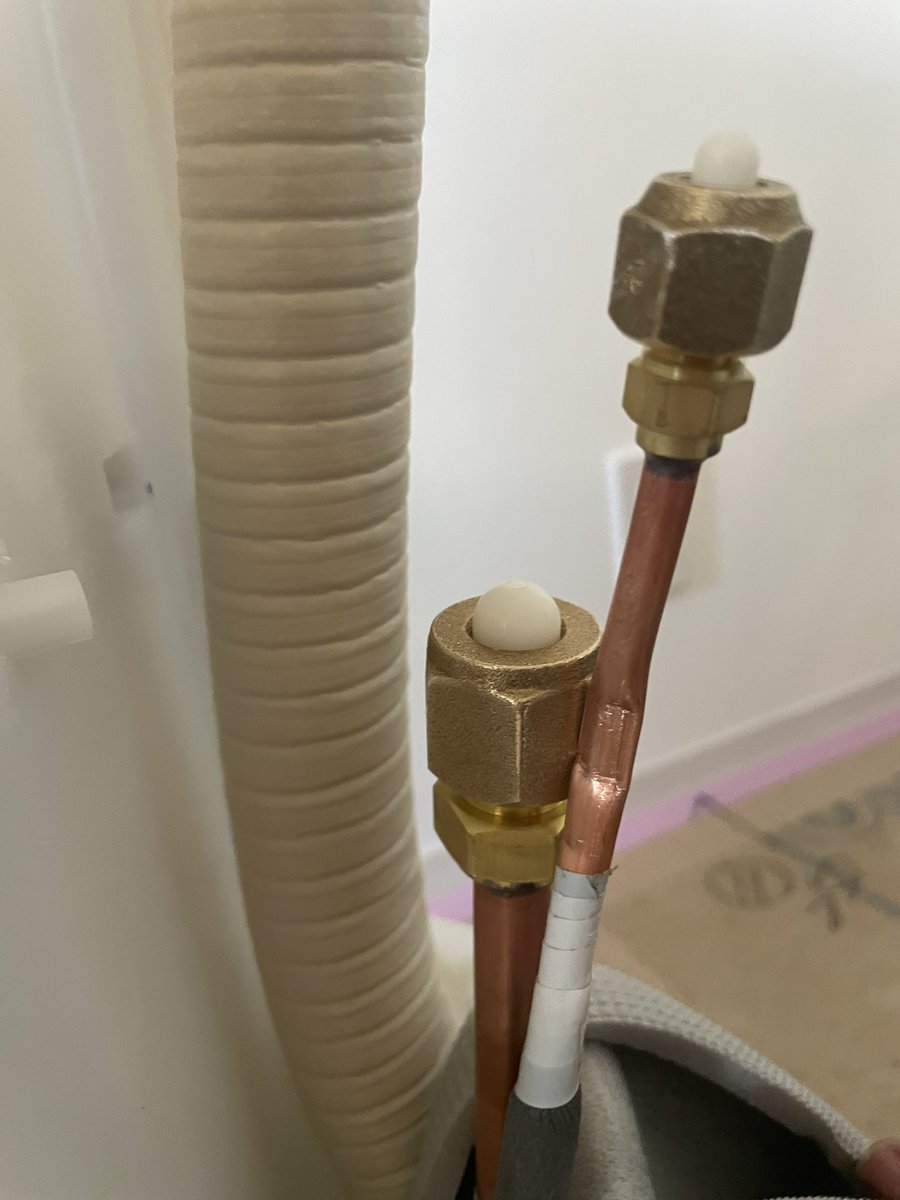 nakamurakomondo's tweet image. ちょっと待ってくれなんやこれ

エアコン屋の同業なら現地で我がでこんな綺麗な偏平潰し方は不可能とわかってくれるやろうけどマジでこんなん初めてやぞ

組み立ての時にやっとるのかな四分のフレアの形ピッタリやし

しかしこれ人力でできるもんなのか…これ工場でどうやって収めてるのだろうか…