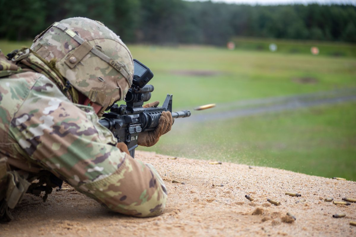 USArmyEURAF's tweet photo. M4 qual time. 🎯 You never really forget, but we have to prove it every year. @7thATC Soldiers staying ready at GTA, Germany. 💪 Keeping the lethality high! #ThisisUSAREURAF | #SwordOfFreedom | #StrongerTogether https://t.co/qvEaSSpUra
