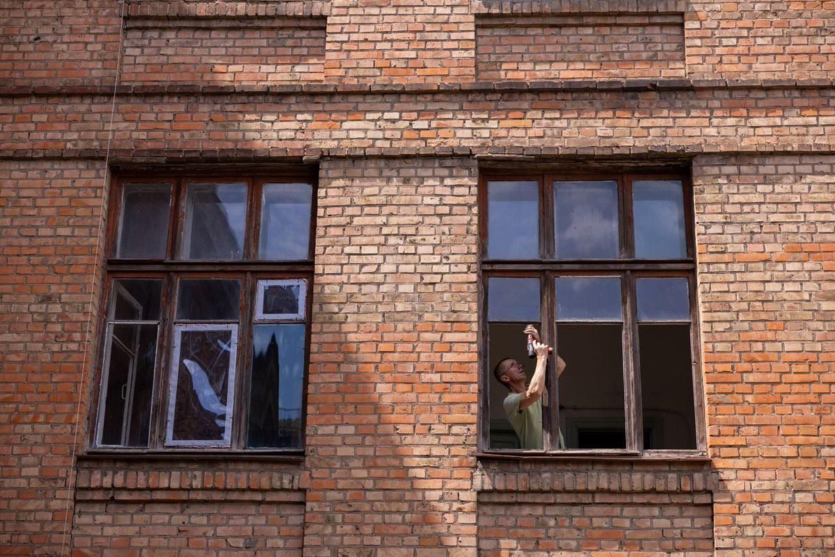 InsulateUkraine's tweet image. 🧼 Dust blows through open frames all summer.
Plastic keeps the elements out — so people can breathe.
#SupportUkraine #HelpUkraine #PrayForUkraine #InsulateUkraine