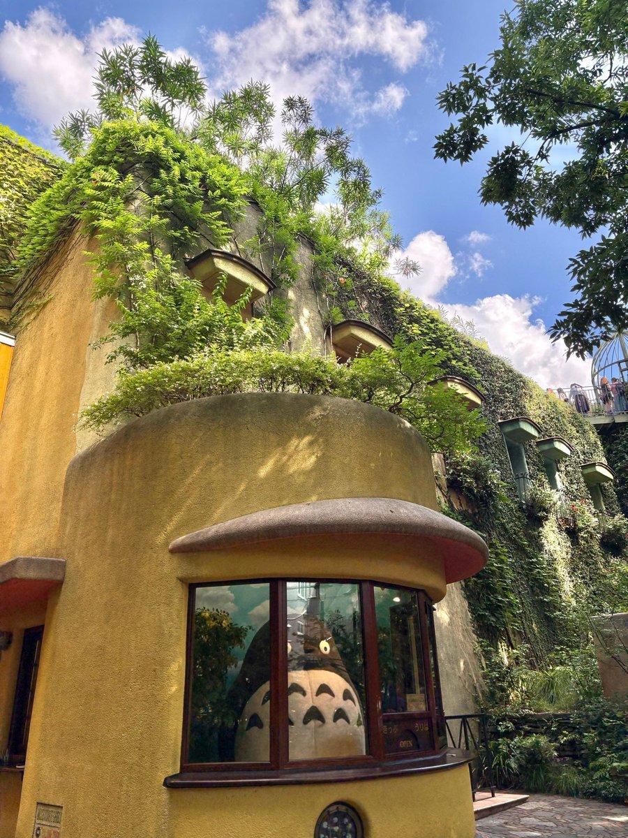 gen_ghibli's tweet image. 📸 Entrada del Museo Ghibli de Mitaka, en Tokio, bajo el cielo azul estos días ☀️