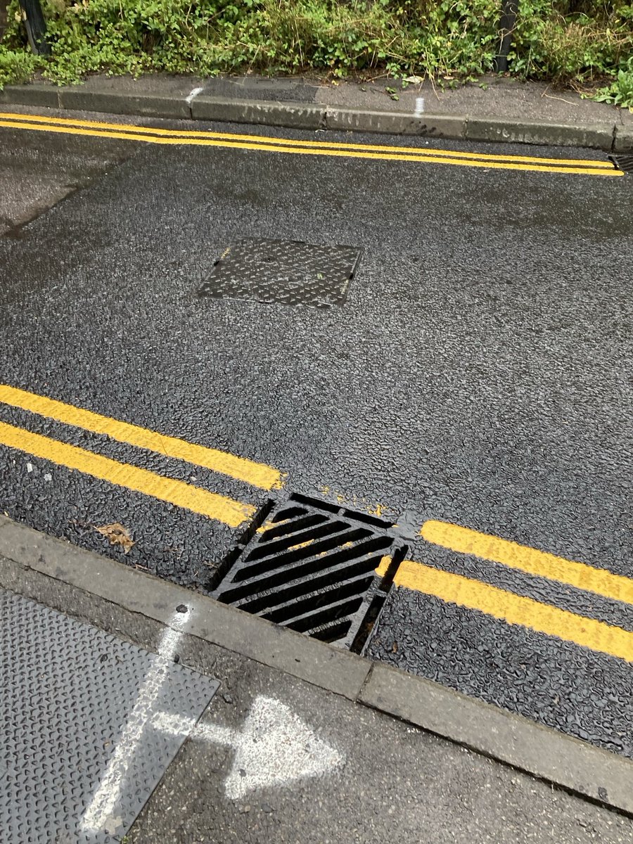 stuart_holmes1's tweet image. There’s nothing quite like cycling on a smooth piece of new tarmac
@HighwaysSurrey even unblocked the drains I reported ages ago (just as well with all this rain ☔️ )
#Redhill
Trowers Way, Redhill