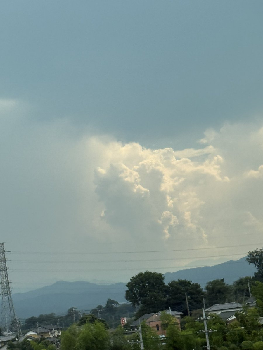hyogure's tweet image. なんだか凄い雲よね。