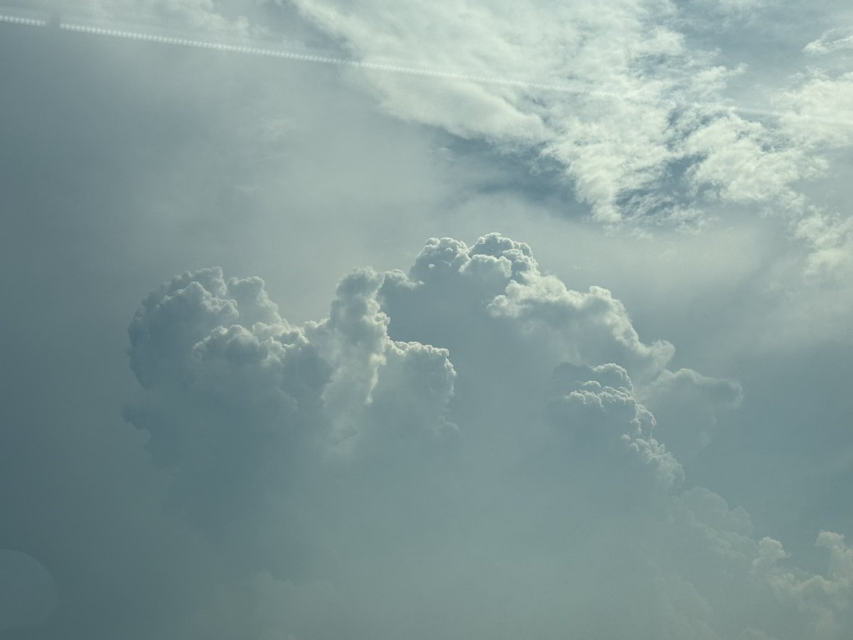 hyogure's tweet image. なんだか凄い雲よね。
