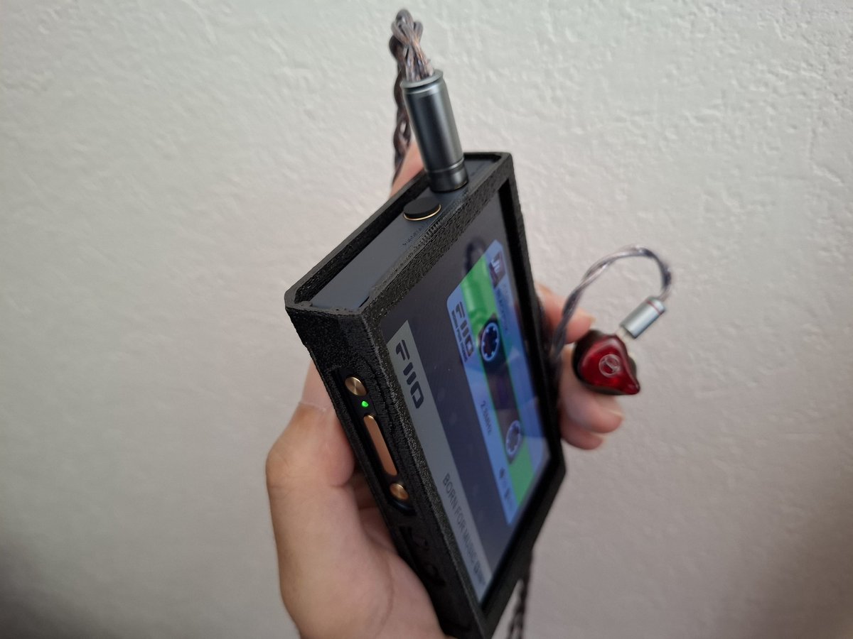 XYZ_tsukuru's tweet image. FIIO M21ケースの別バージョン検討中👀
修正したいところはまだある！
印刷し直し！