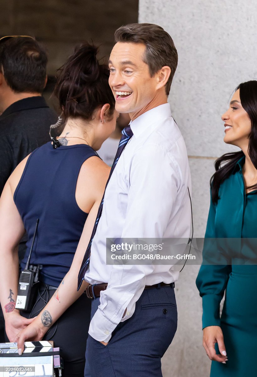 New pictures of Hugh Dancy back on set for Law &amp; Order! I love how you can instantly see where he's in Nolan mode 🤨, and when he's just Hugh 😁
