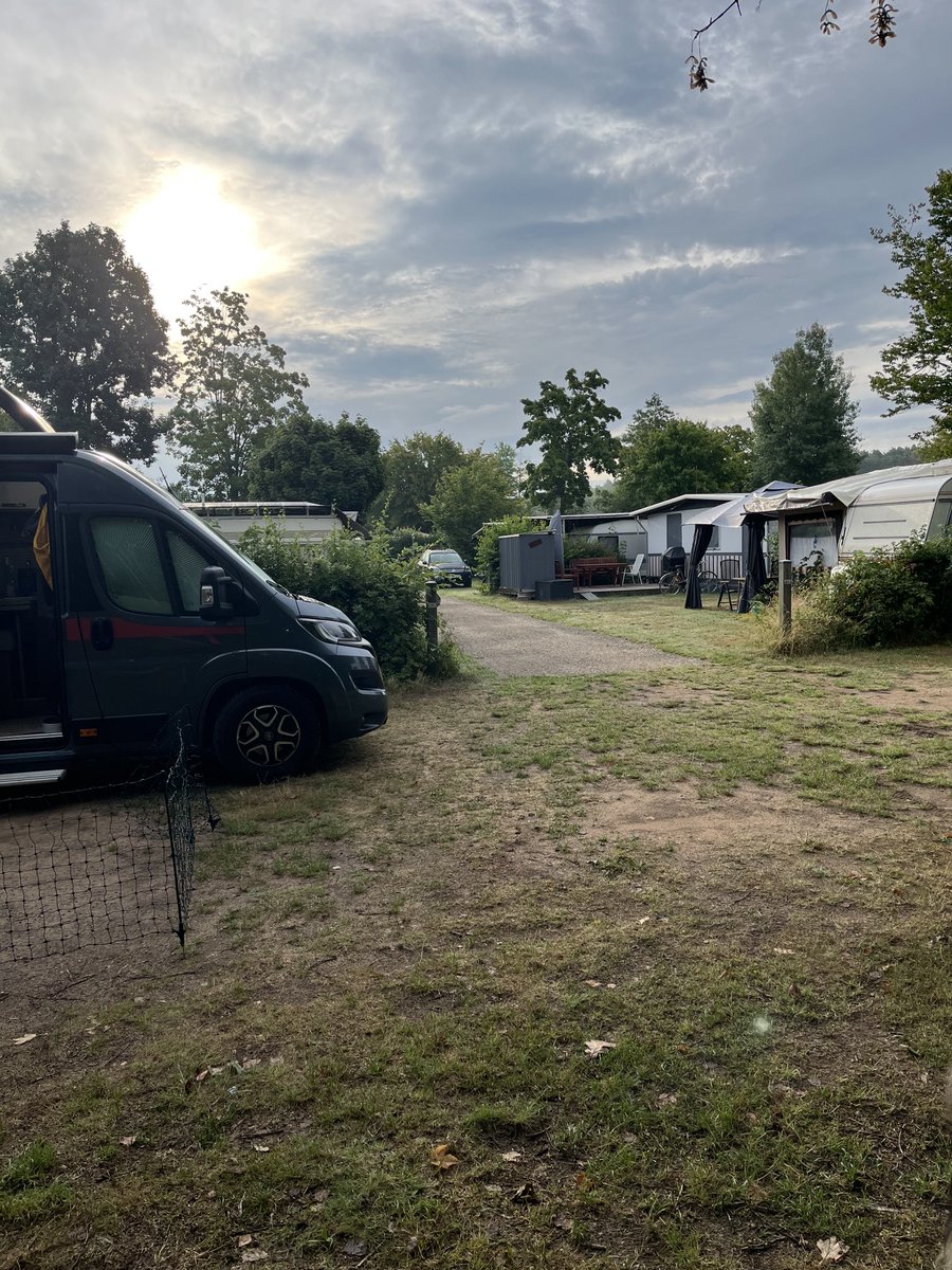 Verwöhnt von den traumhaften Einzel-Stellplätzen bei #staybetter und #landvergnügen  ist es schon eine große Umstellung, auf einem ausgebuchten Campingplatz zu sein. Zum Glück habe ich einen ruhigen Platz am Ende der Straße bekommen. Hinter uns ist Wiese.
#reisenmitrudi
