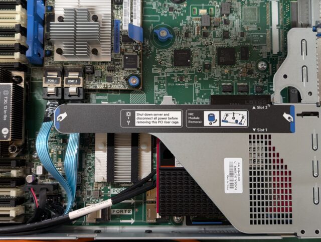 ottoserver's tweet image. 【ブログ更新】
汎用PCIeスロットでNVMe U.2 SSDを活用!
pcserver1.jp/blog/archives/…
7.68TB U.2がHPE DL360Gen10の使っていない
PCIe3.0スロットで認識できるか、検証してみました!
容量確保としてはありかも…?