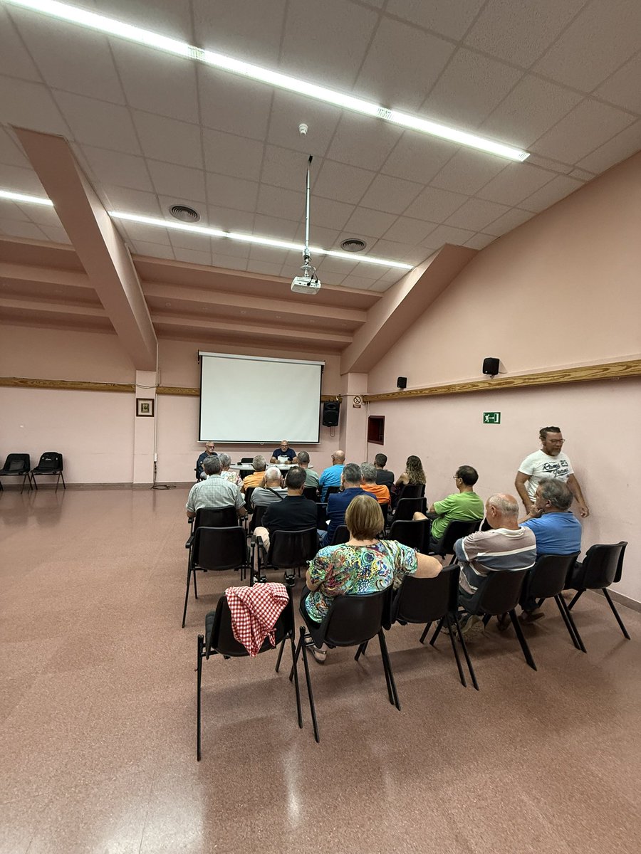 PolloRoses's tweet image. Ahir a l’assemblea territorial de la Regió V mostrant a les nostres entitats la feina que fem des de la @FEEC_cat i, més concretament, des de l’Àrea d’Entitats, seguim! ✊
#Feec #SomEntitats #ExcursionismeCatala #DivisionsTerritorials