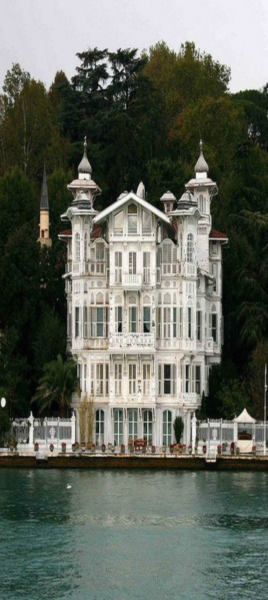 Rincevent_'s tweet photo. Surnommée la reine solitaire du Bosphore 👑🌊
Le manoir Muhayyeş trône fièrement sur les rives d’Istanbul : élégance fanée, charme mélancolique…
#Istanbul #Bosphore #MuhayyesMansion #Architecture #Insolite #MaisonHistorique https://t.co/x76bOlGHPe