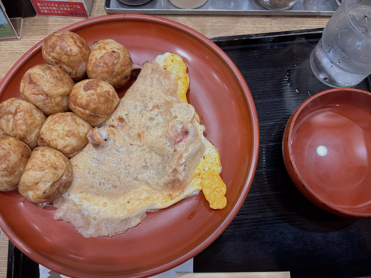 camemberthorie's tweet image. たこ焼き美味しい!
関西人って、ソース!ソース!ソースやろ???な?ソースしかないよな!?ってイメージやけど、大体他の選択肢用意してくれてるのめっちゃホスピタリティ高いなって思ってる。
ただ褒めると無言でソースで出してくる説もある。
イカ焼き追加はやりすぎた。お腹いっぱいすぎる!