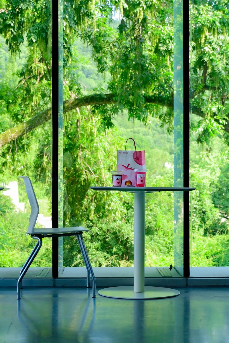 Surrounded by green, summer feels softer.
📍Hangzhou